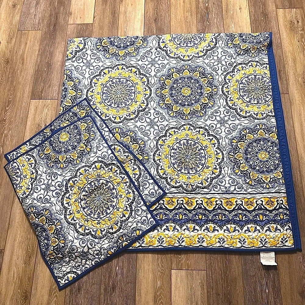 Y2K Queen Size bedcover/quilt & 2 pillow covers Size 90X88 & pillow 27X20 clean